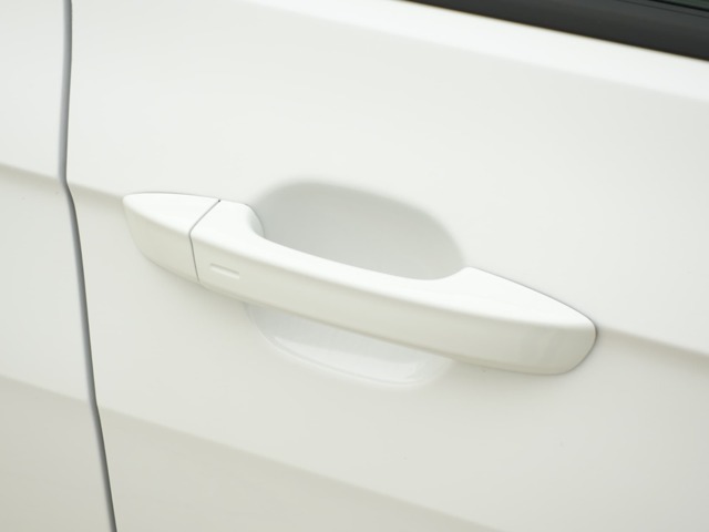 スマートエントリー。鍵を保持していればドアノブに触れることで簡単にドアの開閉を行うことができます。