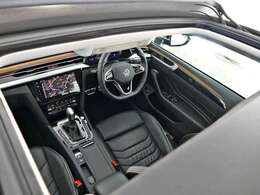 オプションの電動パノラマスライディングルーフ。