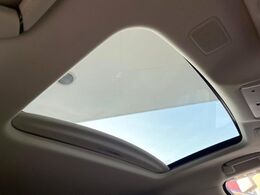 【サンルーフ】開放感たっぷりの希少装備、サンルーフが装着されています！車内に明かりを取り入れたり景色を楽しむ以外にも、車内の空気も簡単に換気できて快適です！