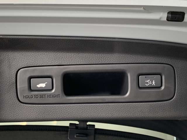 パワーテールゲートでワンタッチでの操作が可能です