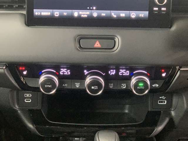 より快適にドライブを過ごして頂ける様に簡単に調整ができるオートエアコンを装備しております！ワンタッチですのでどなたでも簡単に操作できます！室内はこれでいつでも快適に保たれます。