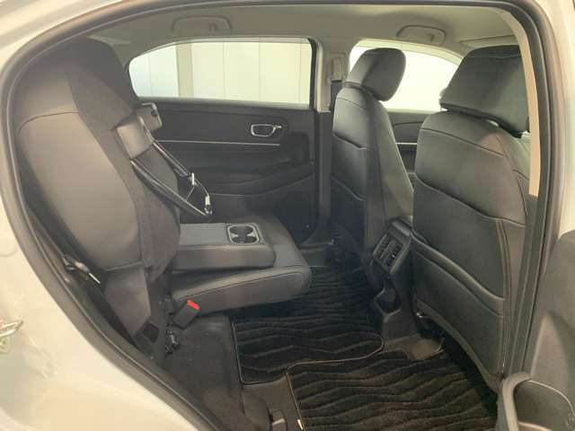 セカンドシートの座面は持ち上げてレバーを下ろすだけの簡単アレンジです！足元が収納スペースに早変わりです！操作は簡単でしかも軽く出来るんです。