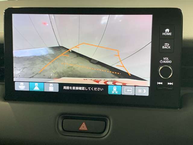 バックギアに入れるだけで自動でリヤカメラに切り替わります！車庫入れやバックが苦手な方にオススメ！