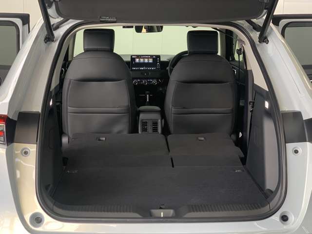 後列を収納すれば大型トランクに早変わり！段差も出来ず荷物の積み込みもラクラク♪