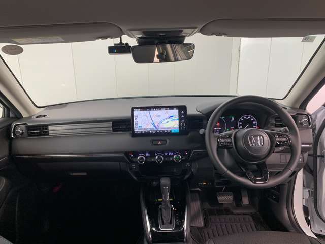 見通しの良い運転席回りとなっておりますので安心して運転をして頂けます！窓が大きいので明るく開放的な室内です