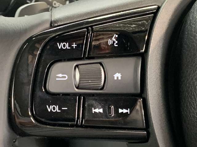 オーディオコントロールスイッチ付き！ハンドルを握ったままチャンネルや音量の調整が可能です。見た目以上に運転していると便利な機能なんですよ。