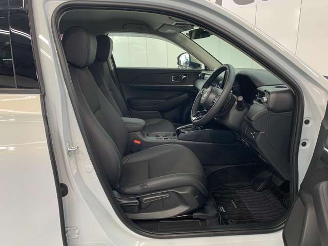 全身を包み込むような形状のシートです。体をしっかりとホールドしてくれるので長距離ドライブでも疲れにくいんですよ！