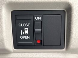 【パワースライドドア】スマートキーや運転席のスイッチでスライドドアの開閉が可能♪電動だから力を入れてドアを開ける必要が無く、小さいお子様でも、重い荷物を持っている時もラクに開け閉めできます♪