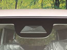 【ホンダセンシング】走行中に前方の車両等を認識し、衝突しそうな時は警報とブレーキで衝突回避と被害軽減をアシスト。より安全にドライブをお楽しみいただけます。