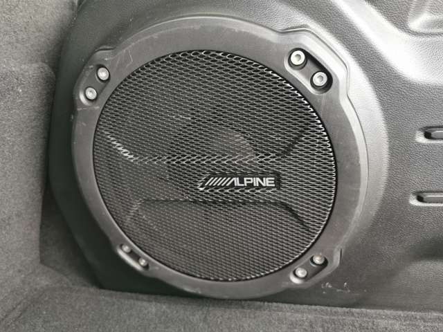 アルパインオーディオシステムを装備しております。重低音を響かせ、ドライブが楽しくなります！