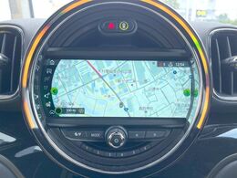 ●純正ナビ:一体感のあるナビは、高級感ある車内を演出してくれます。オーディオ機能も充実しておりますので、運転もより楽しめます♪