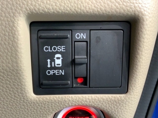 片側パワースライドドアが付いています。ワンタッチで簡単にお子様でも、お年寄りの方でも、開閉できますからとても便利です。キーレスや車内スイッチでも自動でドアの開閉ができます。