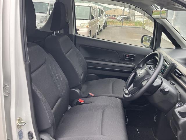 フロントシートはベンチシートです。インパネシフトで足元は広々。運転席と助手席はウォークスルーできます。