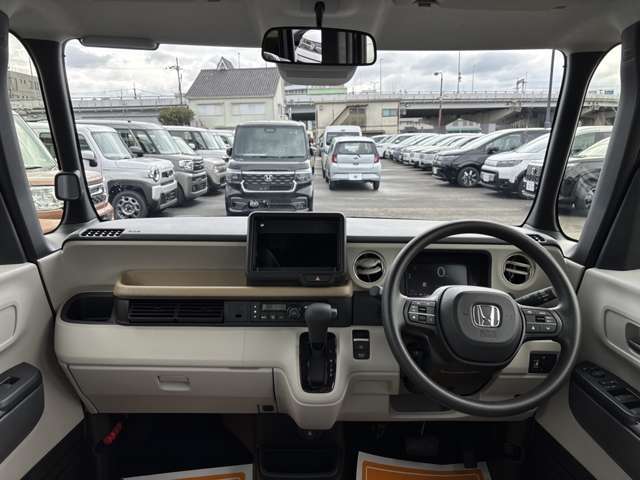 車を選ぶうえで運転席の快適さのチェックは欠かせません。ぜひご来店頂き実物をご覧ください！試乗も可能ですので、営業担当までお申し付けください。