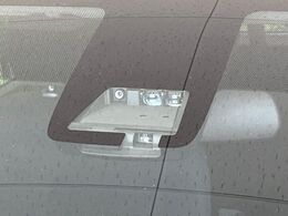 【トヨタセーフティセンス】走行中に前方の車両等を認識し、衝突しそうな時は警報とブレーキで衝突回避と被害軽減をアシスト。より安全にドライブをお楽しみいただけます。