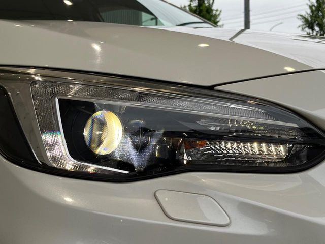 【LEDヘッドライト】悪天候や夜間走行時も良好な視界を確保し安心して運転できる高輝度LEDヘッドライトを装備！点灯速度が早く、消費電力も抑えられています。