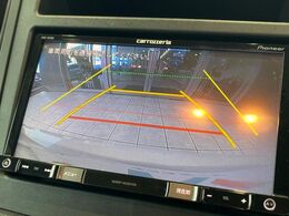 【バックカメラ】駐車時に後方がリアルタイム映像で確認できます。大型商業施設や立体駐車場での駐車時や、夜間のバック時に大活躍！運転スキルに関わらず、今や必須となった装備のひとつです！