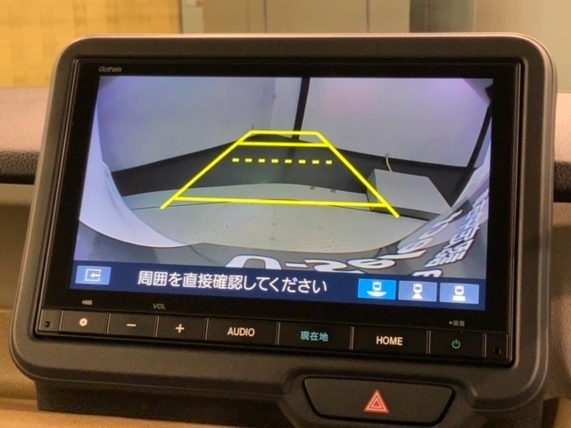 リバースギアに入れるだけで後方の表示へ切り替わります。夜間や雨の日の駐車も楽になりますよ。