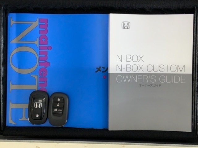 スマートキーは鍵をバッグに入れたままでもドアロックの開閉やエンジンのON・OFFができます。夜間や雨の日も鍵を探さなくて良いので便利です。