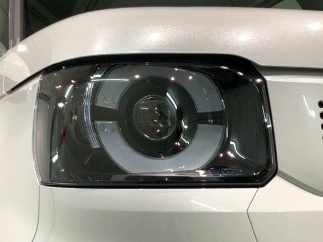 LEDヘッドライトは、点灯の瞬間から最大光量を発揮し、突然暗くなるトンネルなどでの安定感を高めます。
