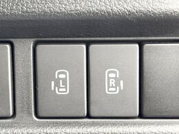 【両側パワースライドドア】スマートキーや運転席のスイッチで後席両側スライドドアの開閉が可能♪電動だから力を入れてドアを開ける必要が無く、小さなお子様でも簡単に開け閉めでき快適です♪