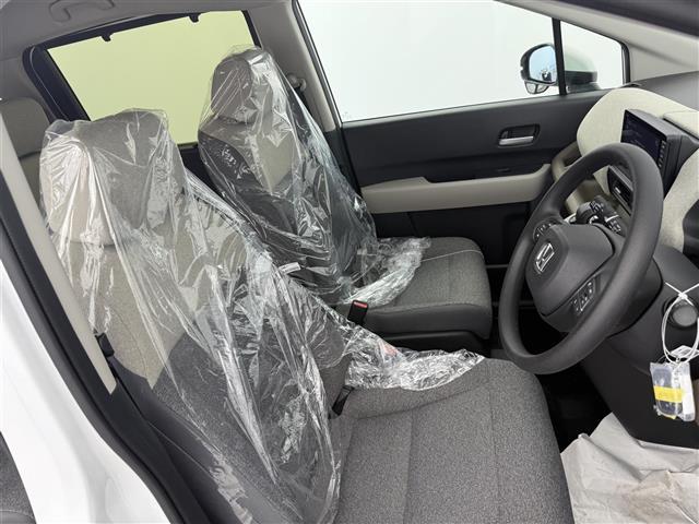 【運転席】座り心地が良いシートなので長時間の運転でも快適にお過ごしいただけます。新品のフロアマットのご注文も可能です。掲載箇所以外にご希望の写真がございましたらお気軽にお問い合わせ下さい。