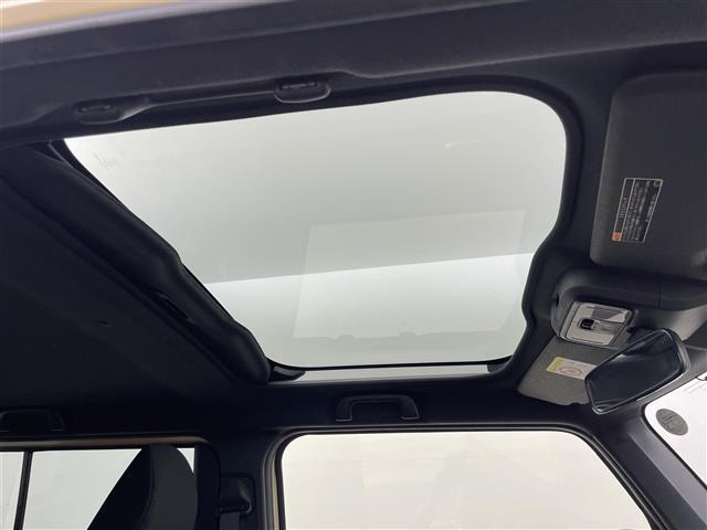【ガラスルーフ】解放感溢れるガラスルーフ！！車内には太陽の穏やかな光が差し込みます♪