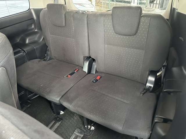 サードシート☆☆☆　使用感少なく比較的綺麗に保たれています！大人でもゆったりと座ることができるので、大人数でのお出かけもラクラクです♪ご家族で、気の知れた仲間で、ドライブに行くのが楽しみですね♪