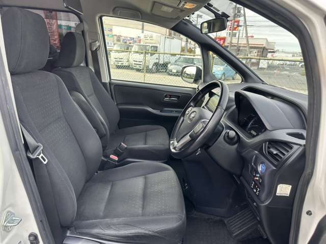 フロントシート☆　まずは運転席ですがゆったり広々空間で、視認性も操作性も良い1台です（＾＿-）-☆助手席には収納数も多く容量もしっかり確保されています（＾＾）運転席、助手席共に綺麗に保たれています☆