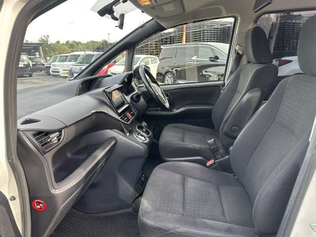 フロントシート☆　まずは運転席ですがゆったり広々空間で、視認性も操作性も良い1台です（＾＿-）-☆助手席には収納数も多く容量もしっかり確保されています（＾＾）運転席、助手席共に綺麗に保たれています☆