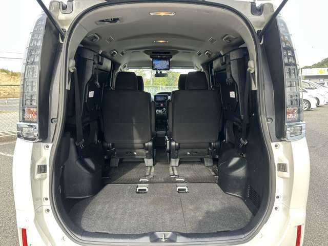 3列目シートを跳ね上げるとトランク内が更に広く使って頂けます♪