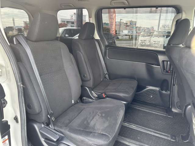 セカンドシート☆☆　広々とした2列目シートは居住性が高く、居心地も快適！友達や家族とのお出かけにぴったりです。ベビーシートやチャイルドシート使用時も快適にお過ごしいただける十分な空間を確保しています！