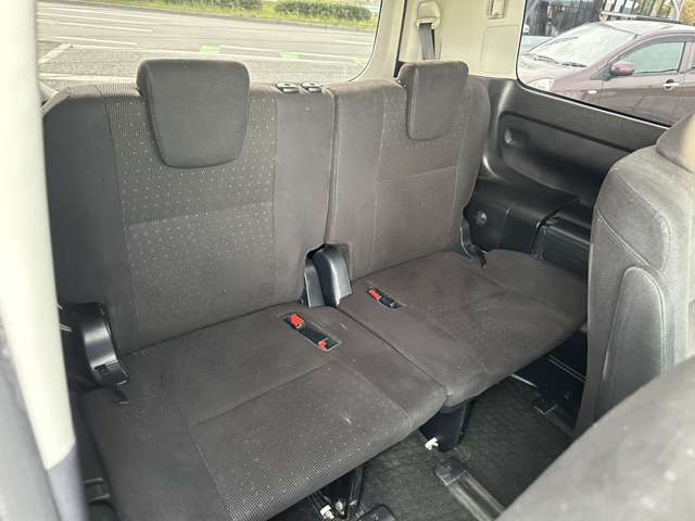 サードシート☆☆☆　使用感少なく比較的綺麗に保たれています！大人でもゆったりと座ることができるので、大人数でのお出かけもラクラクです♪ご家族で、気の知れた仲間で、ドライブに行くのが楽しみですね♪