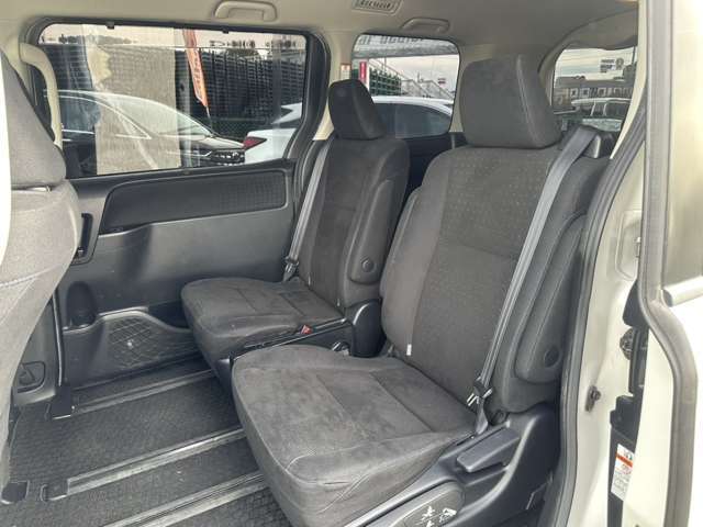 セカンドシート☆☆　広々とした2列目シートは居住性が高く、居心地も快適！友達や家族とのお出かけにぴったりです。ベビーシートやチャイルドシート使用時も快適にお過ごしいただける十分な空間を確保しています！