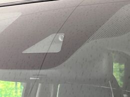 【三菱e-Assist】走行中に前方の車両等を認識し、衝突しそうな時は警報とブレーキで衝突回避と被害軽減をアシスト。より安全にドライブをお楽しみいただけます。
