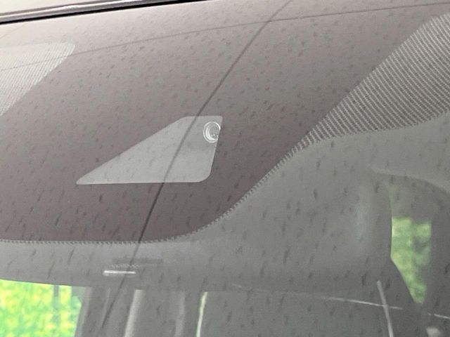 【三菱e-Assist】走行中に前方の車両等を認識し、衝突しそうな時は警報とブレーキで衝突回避と被害軽減をアシスト。より安全にドライブをお楽しみいただけます。