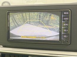 【バックカメラ】駐車時に後方がリアルタイム映像で確認できます。大型商業施設や立体駐車場での駐車時や、夜間のバック時に大活躍！運転スキルに関わらず、今や必須となった装備のひとつです！