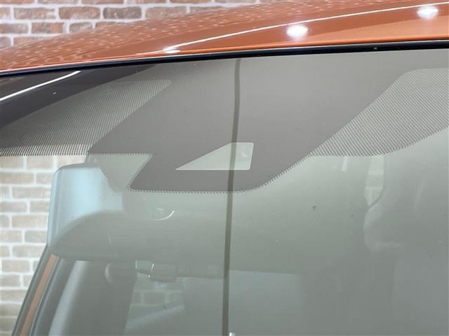 【エマージェンシーブレーキ】前方の状況をチェックし、車両や歩行者との衝突を回避したり、衝突による被害を低減するための技術です！