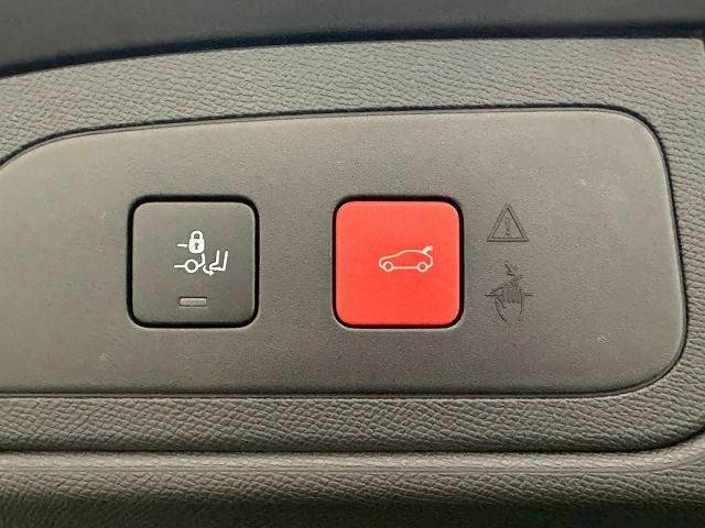 高級車にはお馴染みの【電動リアゲート】搭載。