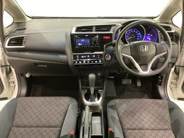 車内は光触媒抗菌消臭施工済です。インパネ周りはスタイリッシュなデザインで機能や装備も充実しています。グローブボックスやカップホルダーのほかにトレーなどたくさんの収納スペースが付いています。