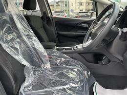 【運転席】座り心地が良いシートなので長時間の運転でも快適にお過ごしいただけます。新品のフロアマットのご注文も可能です。掲載箇所以外にご希望の写真がございましたらお気軽にお問い合わせ下さい。