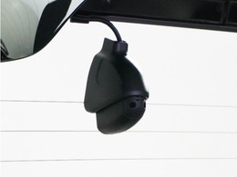 この車にはリアにもドライブレコーダーを装備しております◆映像・音声などを記録する自動車用の装置です。　もしもの事故の際の記録はもちろん、旅行の際の思い出としてドライブの映像を楽しむことができます。