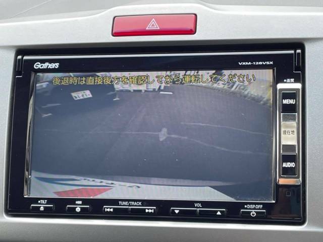 【バックカメラ】駐車時に後方がリアルタイム映像で確認できます。大型商業施設や立体駐車場での駐車時や、夜間のバック時に大活躍！運転スキルに関わらず、今や必須となった装備のひとつです！