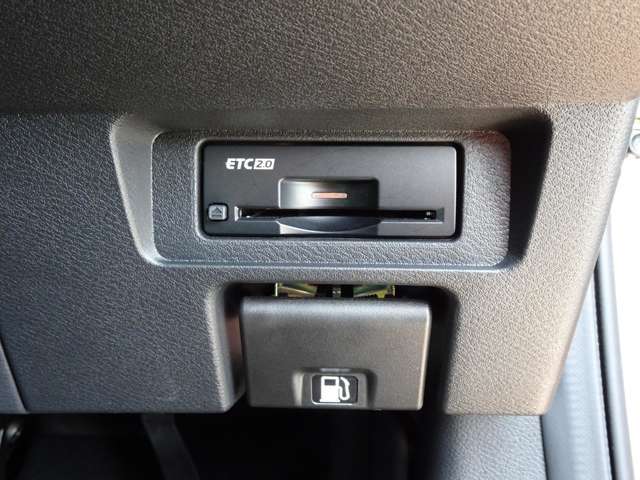 純正ETC2.0付　料金所もスムーズに通れ、割引料金の適用もあります。ビルトインできれいに収まっており、見た目もスマートです。