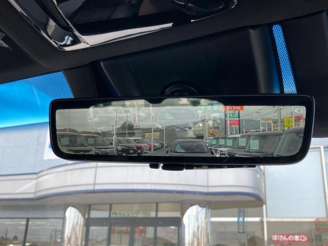 WECARSの展示場では実際に見て、触ってお車をお選びいただけます！知識の豊富な営業スタッフが様々なカーライフをご提案いたします！