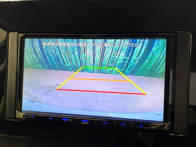 【バックカメラ】駐車時に後方がリアルタイム映像で確認できます。大型商業施設や立体駐車場での駐車時や、夜間のバック時に大活躍！運転スキルに関わらず、今や必須となった装備のひとつです！