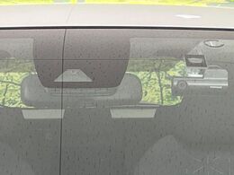 【プリクラッシュセーフティ】前方の車両等を検知し、衝突しそうな時は警報で注意を促し、ブレーキを踏む力をサポート。ブレーキを踏めなかった場合は衝突被害軽減ブレーキが作動、衝突回避をサポートします。