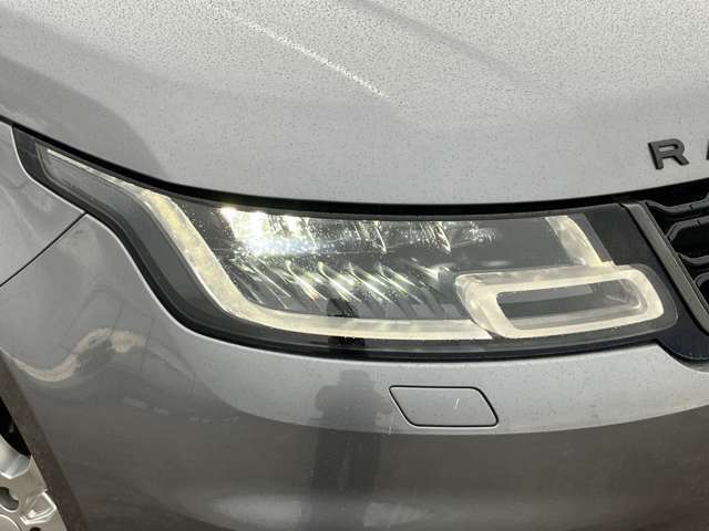 【ピクセルLEDヘッドランプシグネチャーデイライト付き メーカーOP ￥279,000-】LEDのヘッドライトを搭載。昼間でもデイライトが光り、先進性を感じられます。