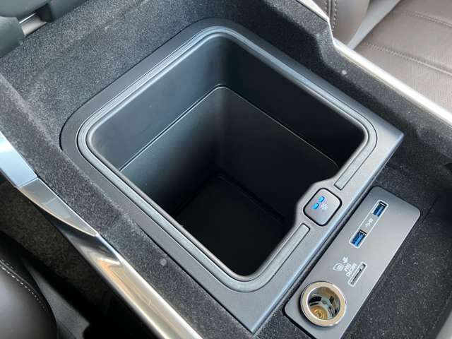 【フロントセンターコンソールクーラーボックス メーカーOP ￥57,000- 】 センターコンソール内に内蔵されます。ドリンクを常に冷たく保つことができます。