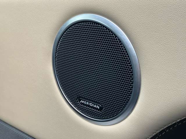 【MERIDIAN】英国の老舗オーディオブランド「MERIDIAN」のサウンドシステムを搭載。低音から高音までをクリアに再現し車内に臨場感溢れる音響空間を提供。